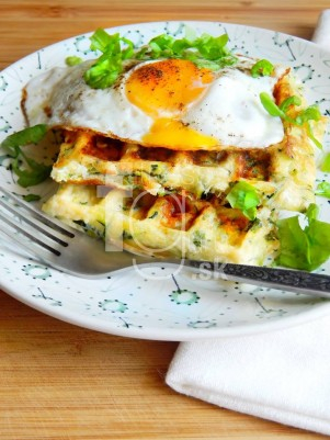 Suroviny:
 nastrúhaná cukina 2 šálky
 cibuľa 1 ks
 nastrúhaná mozzarella 125 g
 strúhaný parmezán 50 g
 vajce 2 ks
 cesnak (strúčik) 1...