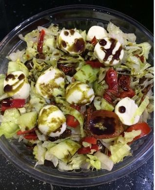 Zloženie:
 
 Cherry paradajky, uhorka, farebná paprika, ľadový šalát, sušené BIO figy, sušené paradajky, mini mozarella, tekvicový olej,...