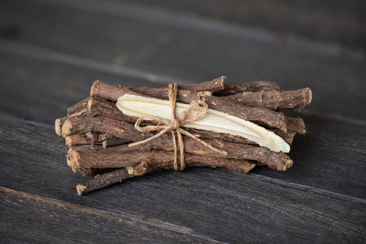 V článku sa môžete dočítať:
 
 
 	Čo je to sladké drievko
 	Ako pôsobí koreň sladkého drievka
 	Účinky sladkého drievka
 	Využitie...